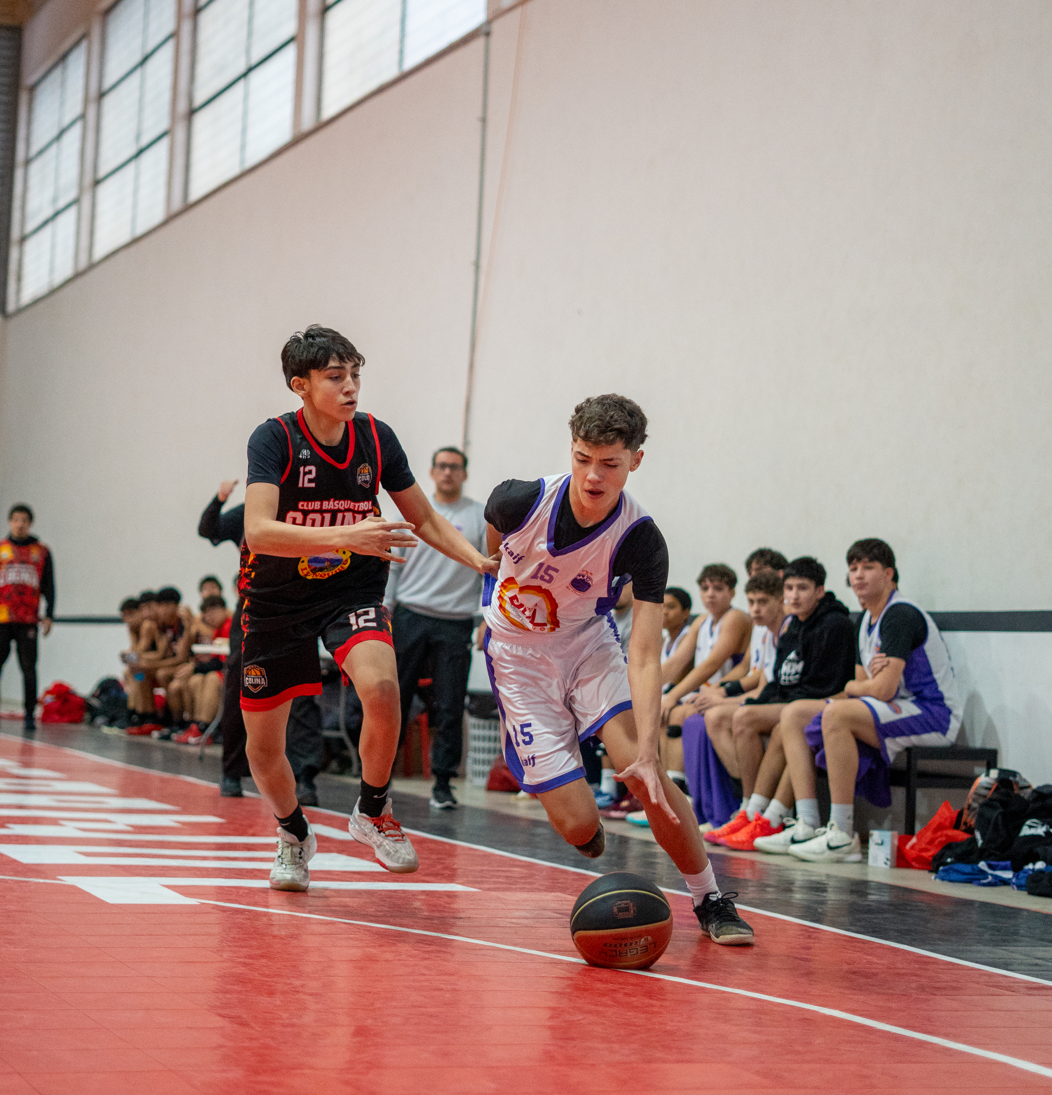 Jugadores en acción durante partido - Club Jorge Meneses Maturana